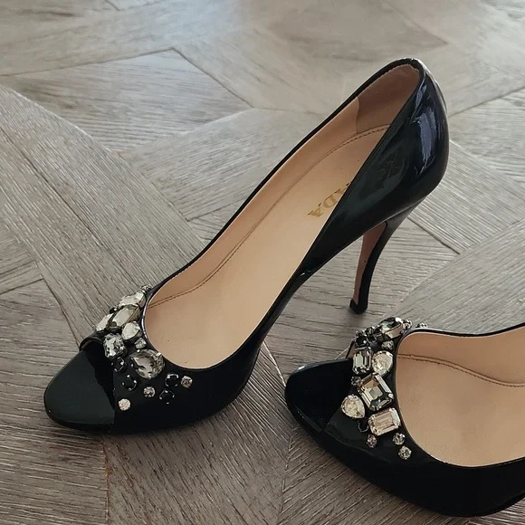 PRADA TAFFETAS JEWEL CRYSTAL PEEPTOE PEWTER PATENT LEATHER PUMPS SIZE 38.5